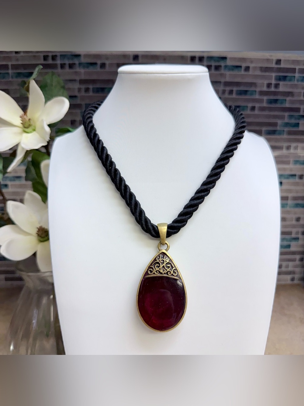 Chico’s Vintage-Inspired Teardrop Pendant Necklace
